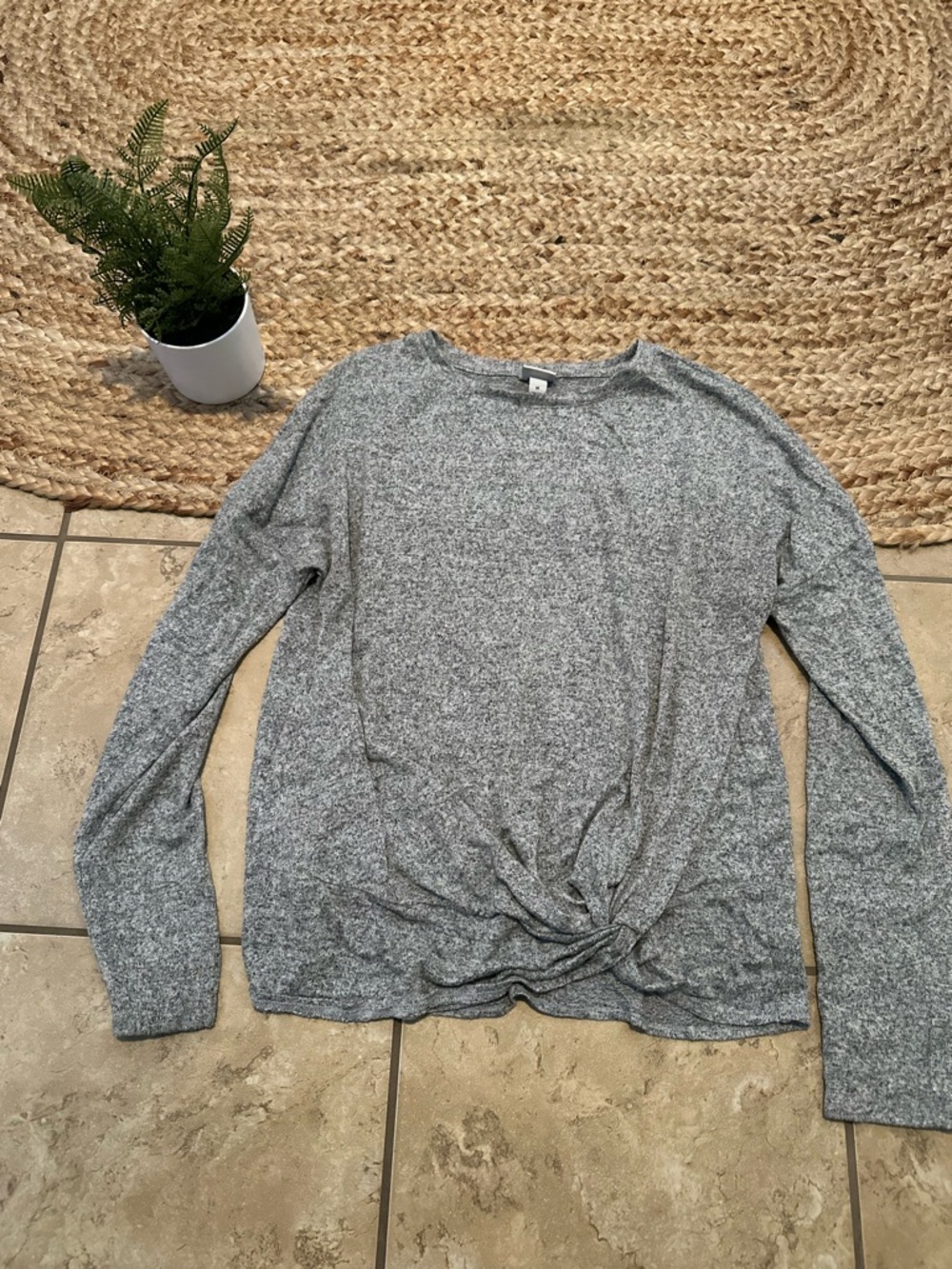KNOT BOTTOM SWEATER TOP